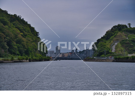 横須賀港に停泊している船 横須賀港に停泊している船 132897315