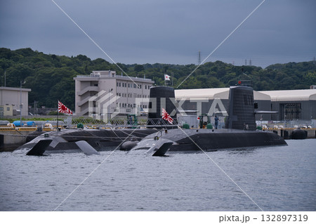 横須賀港に停泊している船 132897319