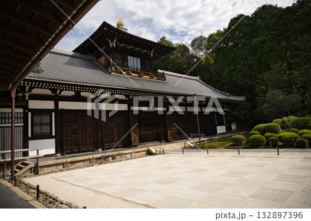 東福寺　開山堂と庭園の市松の砂紋1 132897396