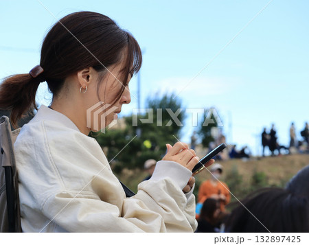 スマートフォンを操作する女性 132897425