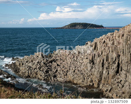 東尋坊から見る海と雄島 東尋坊から見る海と雄島 132897509