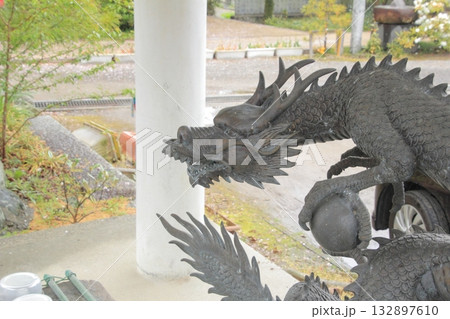 四国霊場第63番札所「吉祥寺」手水場の龍 四国霊場第63番札所「吉祥寺」手水場の龍 132897610