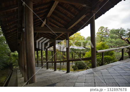 東福寺 開山堂から通天橋に続く廻廊1 東福寺 開山堂から通天橋に続く廻廊1 132897678