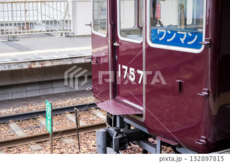 【能勢電鉄】山下駅に停車する普通列車 【能勢電鉄】山下駅に停車する普通列車 132897815