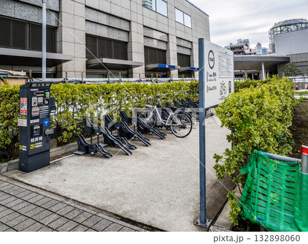 無人管理の有料駐輪場と料金精算機 無人管理の有料駐輪場と料金精算機 132898060