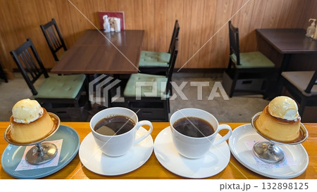 レトロなプリンとホットコーヒー レトロなプリンとホットコーヒー 132898125