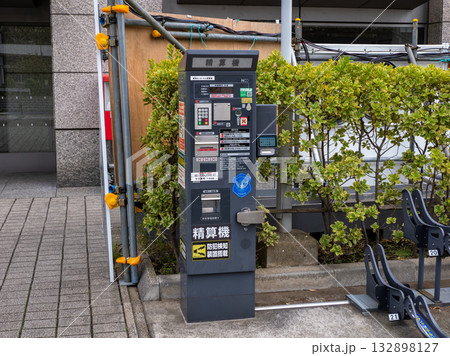 無人管理の有料駐輪場の料金精算機 無人管理の有料駐輪場の料金精算機 132898127