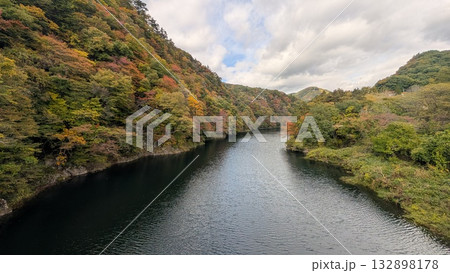 みなかみ町・藤原地区の利根川の紅葉 132898178