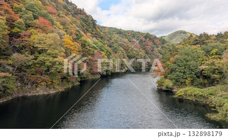 みなかみ町・藤原地区の利根川の紅葉 みなかみ町・藤原地区の利根川の紅葉 132898179
