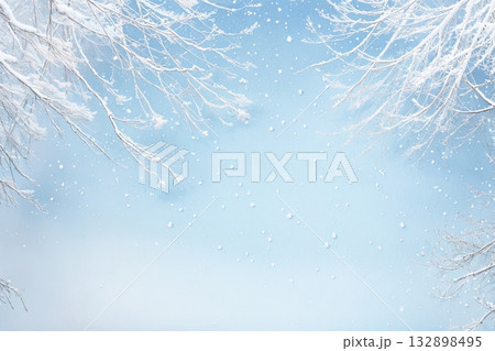 雪が舞う淡いブルーの冬背景素材 132898495