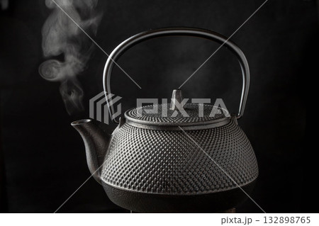 鉄のやかん 132898765