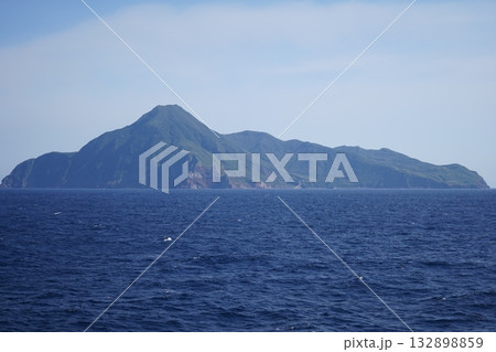 洋上から見た悪石島 132898859