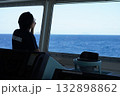 船から海を眺める人 132898862