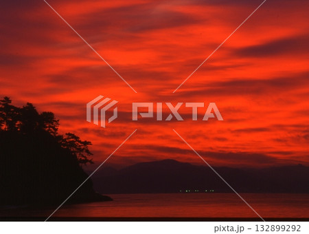 夜明け前の朝焼け 132899292