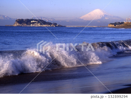 七里ヶ浜から江ノ島と富士山 七里ヶ浜から江ノ島と富士山 132899294