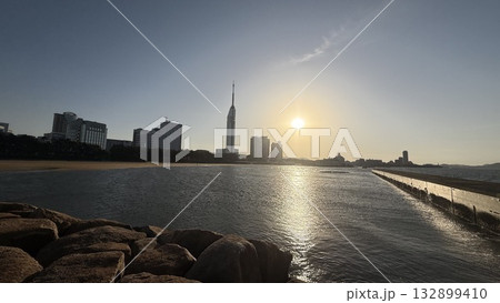 百道浜の静かな海と福岡タワー|秋の気配漂う福岡市海岸風景 百道浜の静かな海と福岡タワー|秋の気配漂う福岡市海岸風景 132899410
