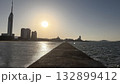 百道浜の静かな海と福岡タワー｜秋の気配漂う福岡市海岸風景 132899412
