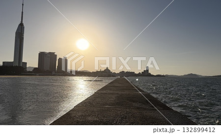 百道浜の静かな海と福岡タワー|秋の気配漂う福岡市海岸風景 百道浜の静かな海と福岡タワー|秋の気配漂う福岡市海岸風景 132899412