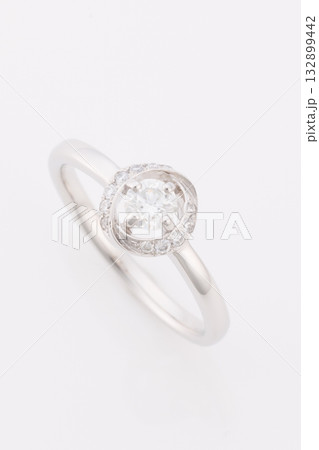 白い背景のダイヤモンドの指輪 132899442