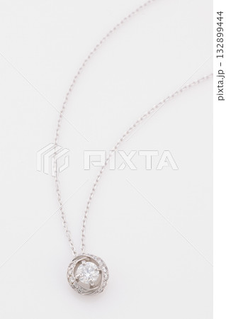 白い背景のダイヤモンドのネックレス 白い背景のダイヤモンドのネックレス 132899444