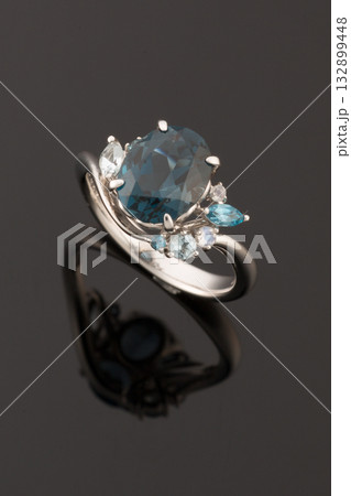 黒バックに置いたエメラルドのリング 132899448