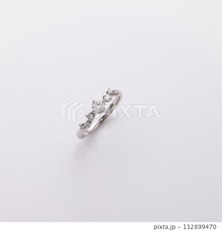 白い背景のダイヤモンドのリング 132899470