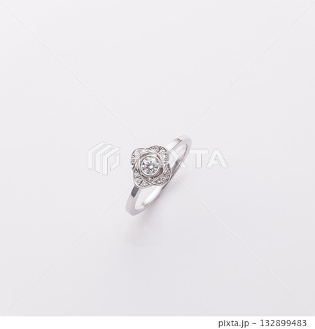 白い背景に置いたダイヤモンドのリング 132899483