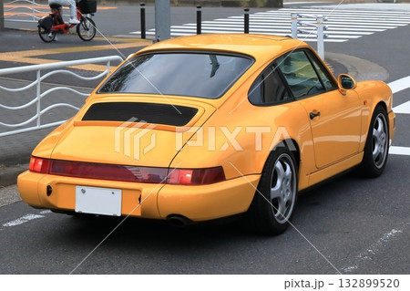 黄色いスポーツカー イメージ 黄色いスポーツカー イメージ 132899520