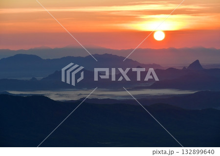 ミャンマー、チャイティーヨ、日の出、サンライズ、朝霧 132899640