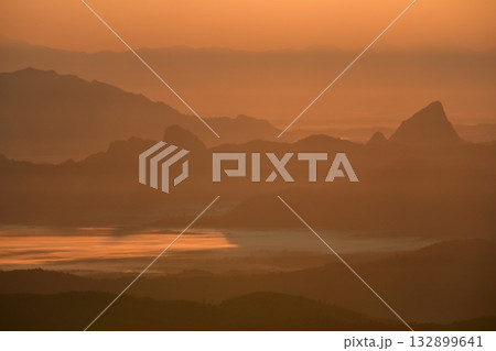 ミャンマー、チャイティーヨ、朝焼け、朝霧 132899641