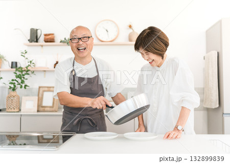 キッチンでで食事の支度をするシニア夫婦(家事,料理好き,クッキング) キッチンでで食事の支度をするシニア夫婦(家事,料理好き,クッキング) 132899839