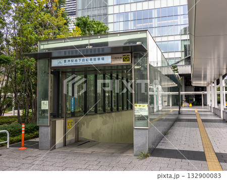 駅前にある地下駐輪場の入口（豊洲駅地下自転車駐車場） 132900083