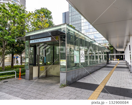 駅前にある地下駐輪場の入口(豊洲駅地下自転車駐車場) 駅前にある地下駐輪場の入口(豊洲駅地下自転車駐車場) 132900084