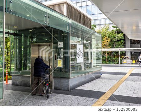 駅前にある地下駐輪場の入口(豊洲駅地下自転車駐車場) 駅前にある地下駐輪場の入口(豊洲駅地下自転車駐車場) 132900085