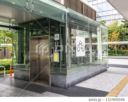 駅前にある地下駐輪場の入口（豊洲駅地下自転車駐車場） 132900086