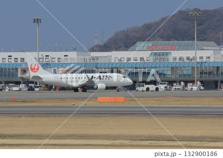愛媛県松山空港 離陸体勢に入る旅客機 愛媛県松山空港 離陸体勢に入る旅客機 132900186