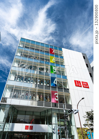 ユニクロ 吉祥寺店を見上げる　東京都武蔵野市吉祥寺本町 132900800
