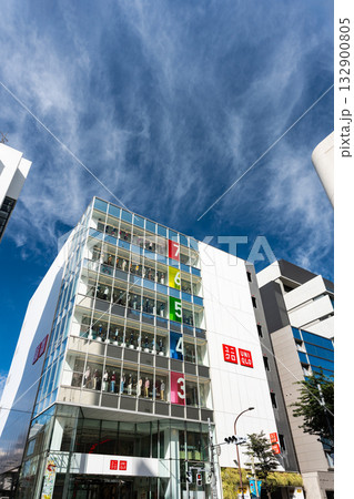 ユニクロ 吉祥寺店で洋服を買う　東京都武蔵野市吉祥寺本町 132900805