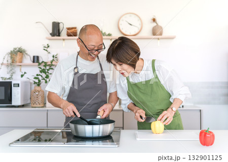 キッチンで仲良く料理するシニアの男女,夫婦,カップル（料理教室,手料理,クッキング） 132901125