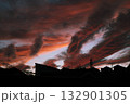 ある日の西の空に竜のような夕焼けがありました。 132901305