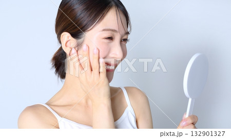 鏡を見る女性のポートレート　ビューティーイメージ 132901327