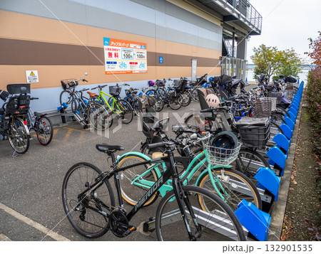 商業施設に設置された無人管理の有料駐輪場 商業施設に設置された無人管理の有料駐輪場 132901535