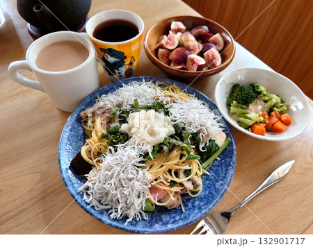 町の洋食屋さんで食べる和風パスタのランチセット(釜揚げしらすのスパゲッティ，温野菜サラダの小鉢) 132901717