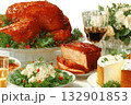クリスマスの豪華なローストチキンとパーティー料理が並ぶ華やかな食卓（背景透過PNG） 132901853