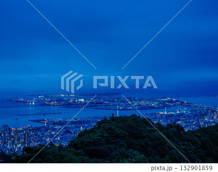 夜明け前、六甲山上から神戸市街地の夜景 132901859