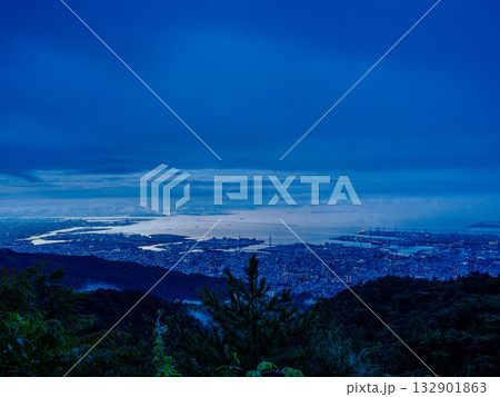 夜明け前、六甲山上から神戸市街地の夜景 132901863