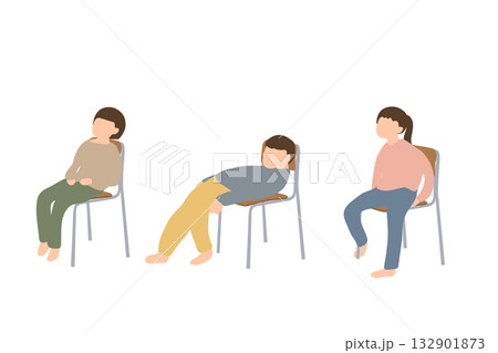 椅子で崩れた姿勢の子ども 132901873