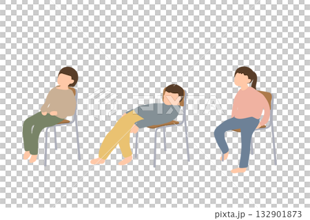 椅子で崩れた姿勢の子ども 132901873