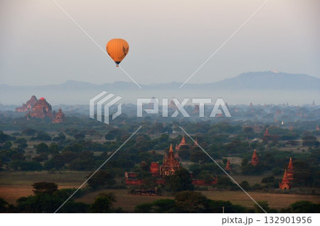 ミャンマー、バガン、バガン・ビューイング・タワーからの眺め、朝もやの仏塔群、熱気球 132901956