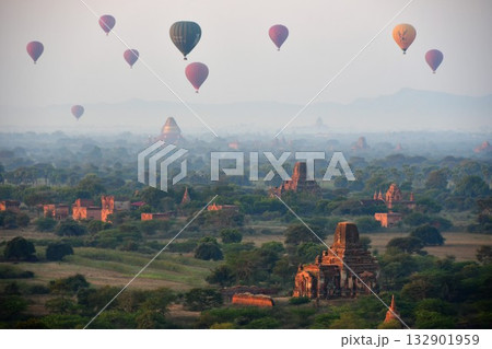 ミャンマー、バガン、バガン・ビューイング・タワーからの眺め、朝もやの仏塔群、熱気球 132901959